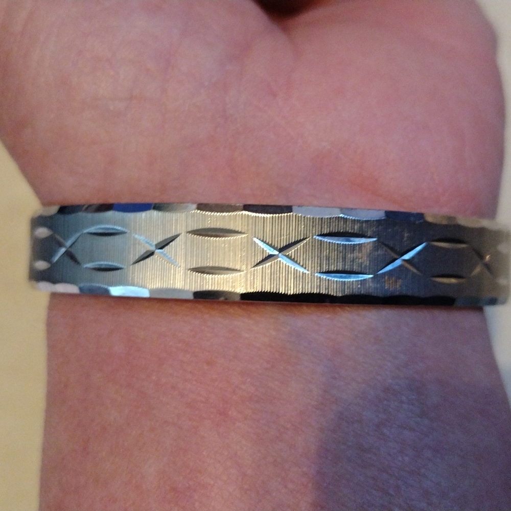 Monet, beautiful faux silver bracelet. - Picture 3 of 5